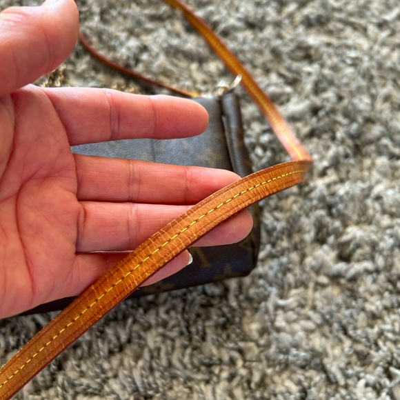 Gorgeous used crossbody. NOT AUTHENTIC!! - Picture 4 of 9